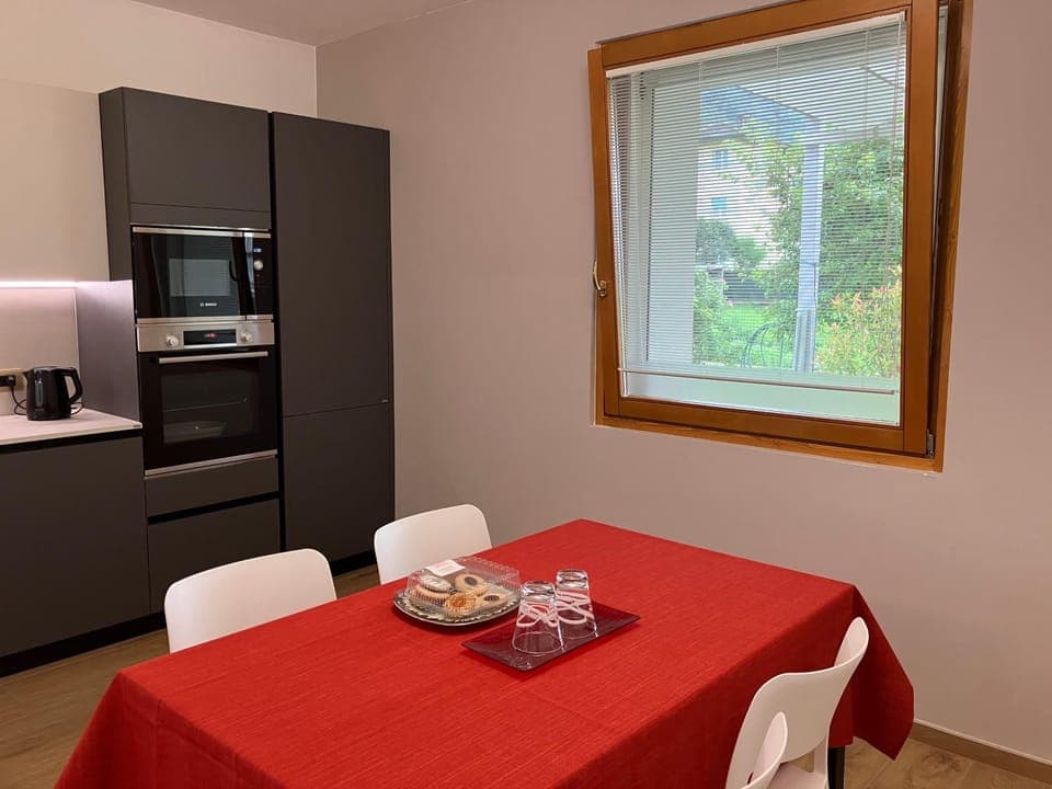 Kitchen or kitchenette, Dining area, oven