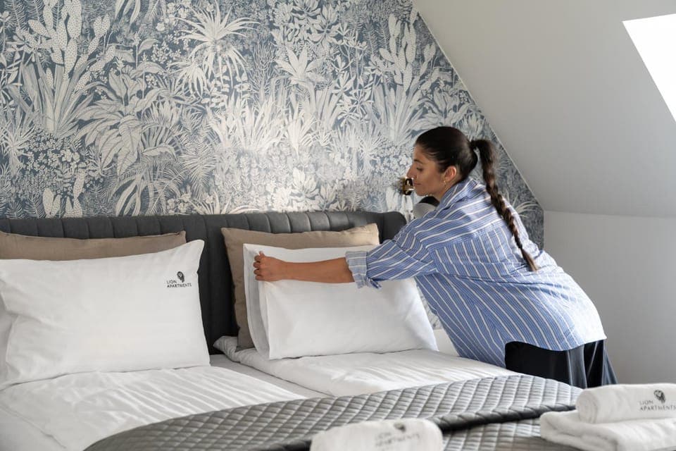 Bed, People, Photo of the whole room, Bedroom, Guests