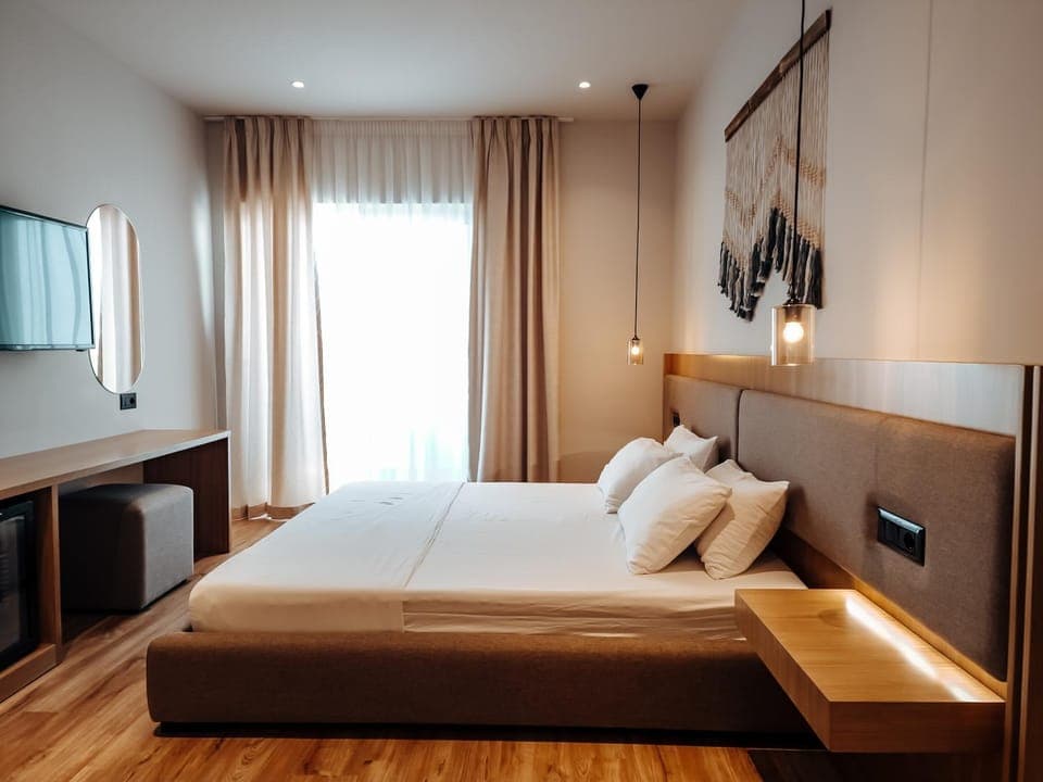 Bed, TV and multimedia, Bedroom, minibar