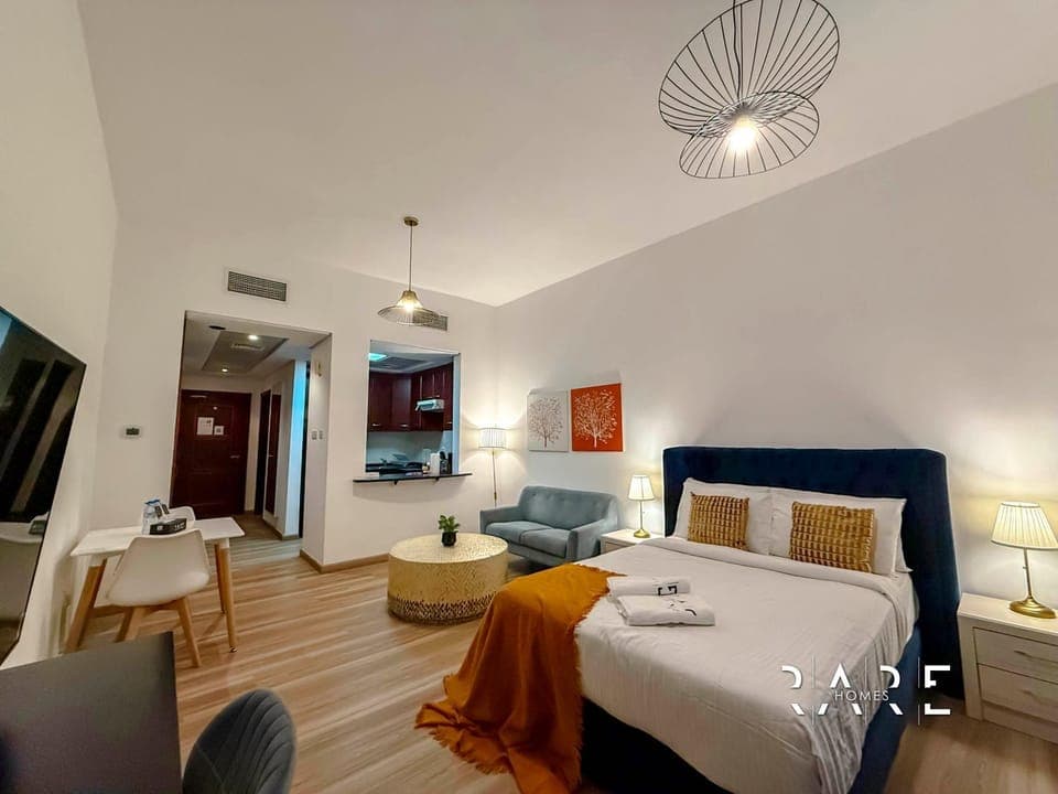 Bed, TV and multimedia, Kitchen or kitchenette, Photo of the whole room, Decorative detail, Seating area, Dining area, towels, air conditioner