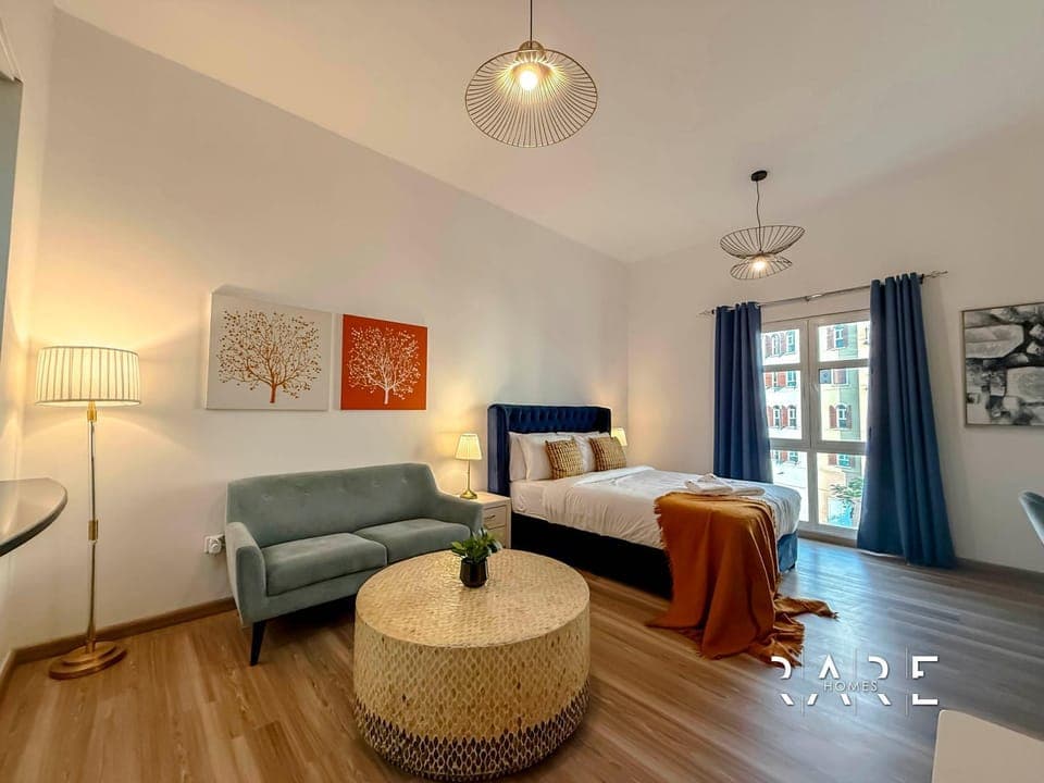 Bed, Living room, Decorative detail, Seating area, Street view, towels, air conditioner