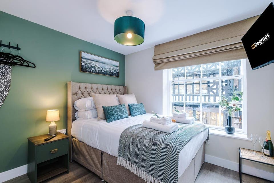 Bed, TV and multimedia, Bedroom