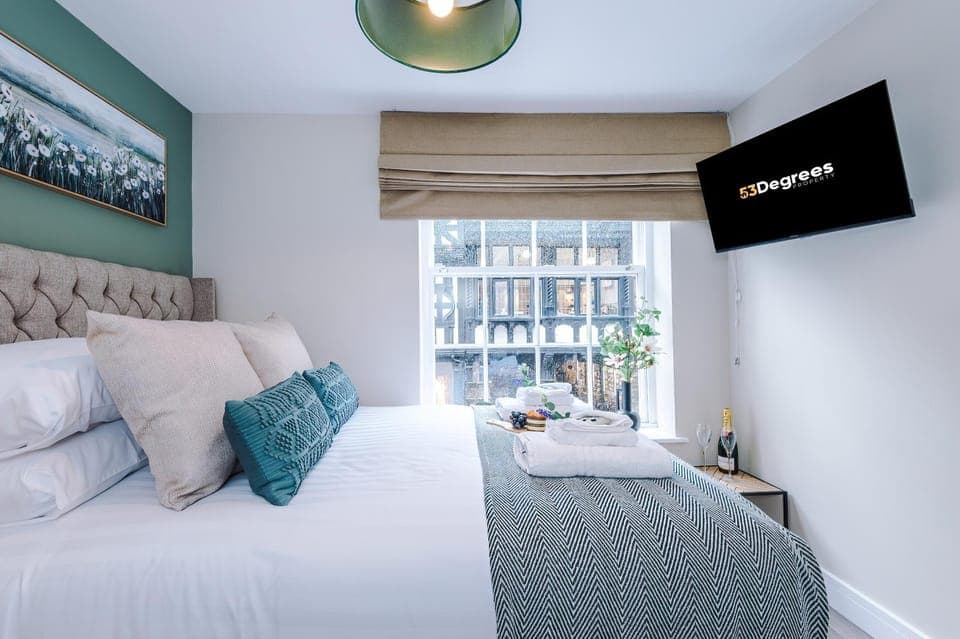 Bed, TV and multimedia, Bedroom