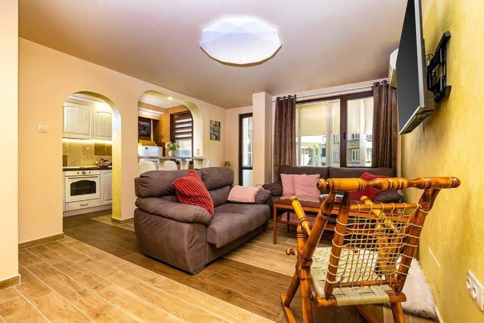 Communal lounge/ TV room, Living room, Seating area, Dining area, Evening entertainment