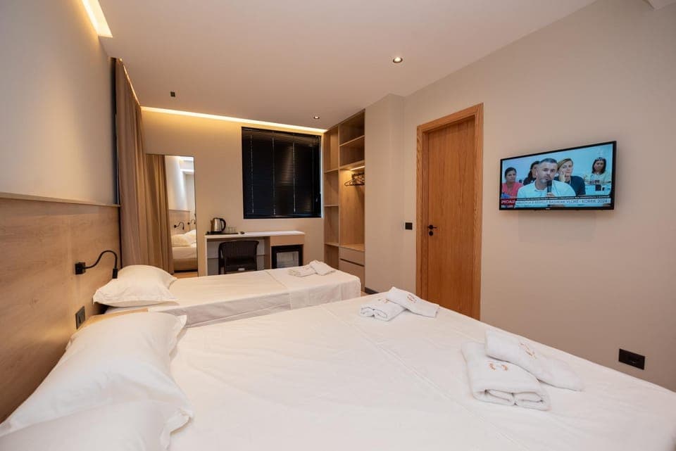 Bed, TV and multimedia, Photo of the whole room, Bedroom, towels