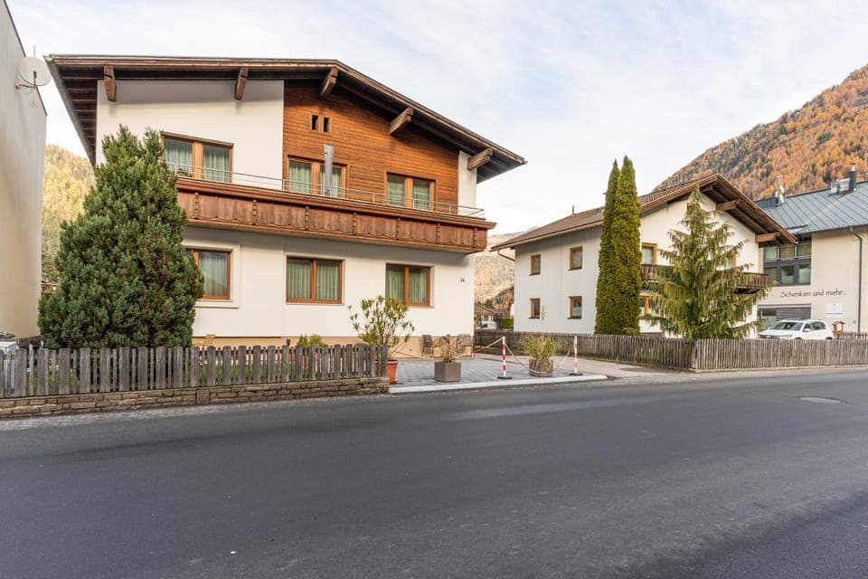 Property building, Day, Neighbourhood, Street view, Parking