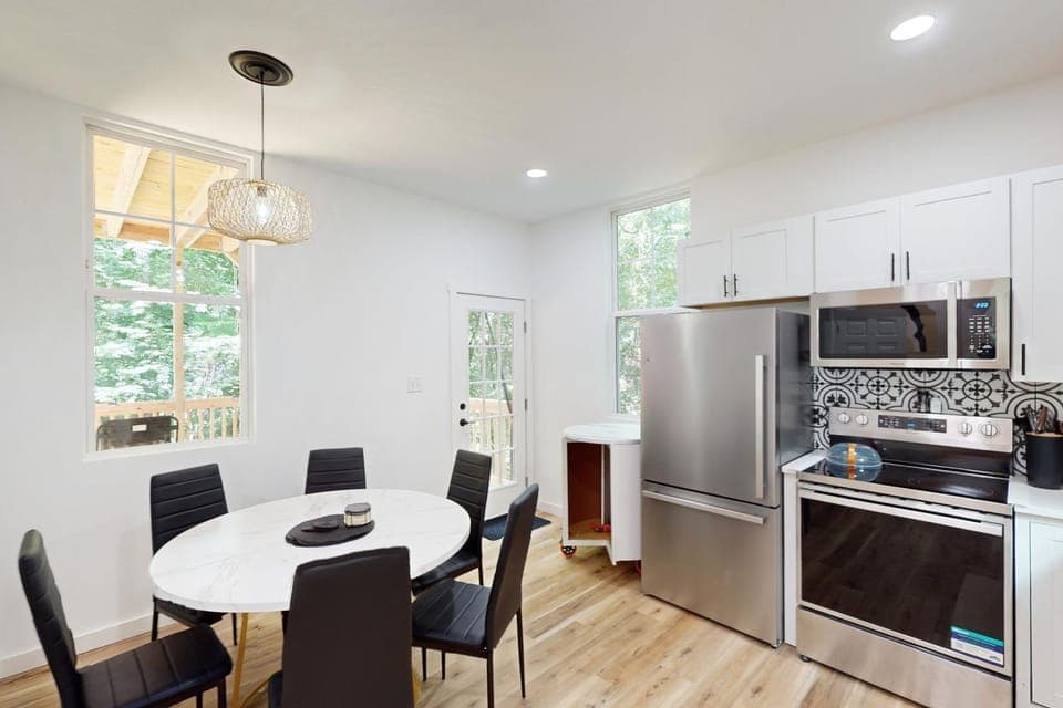Forest Views & Grill! Lynchburg Treehouse Retreat House in Lynchburg