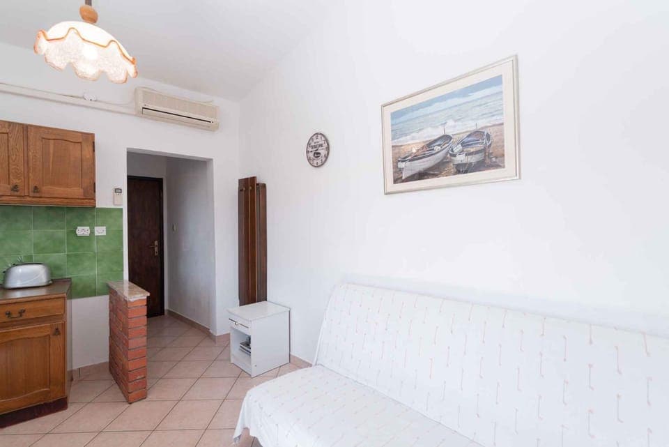 Living room, Seating area, air conditioner