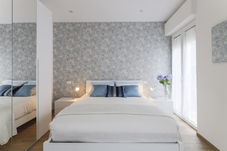 Photo of the whole room, Bedroom, wardrobe, air conditioner