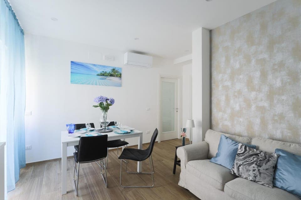 Living room, Seating area, Dining area, air conditioner