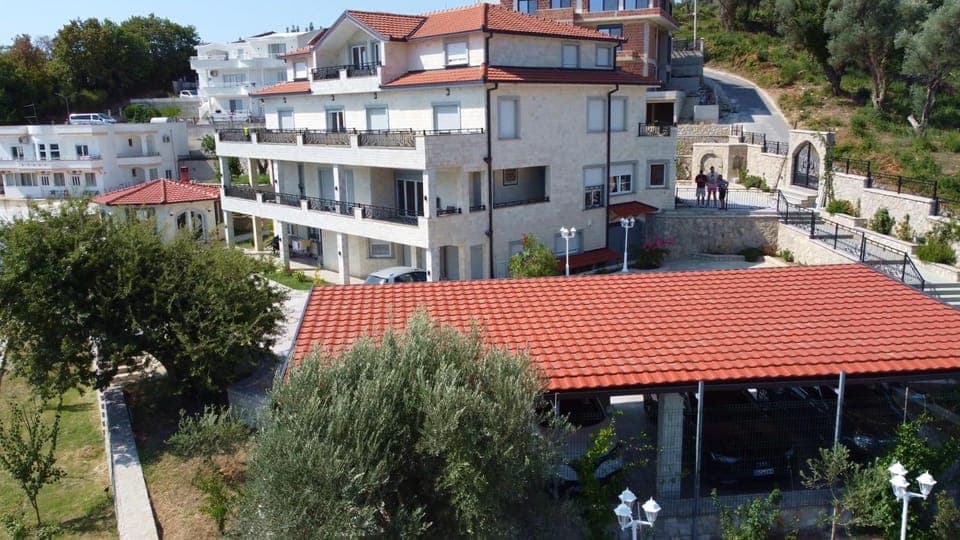 Property building, Garden, Parking