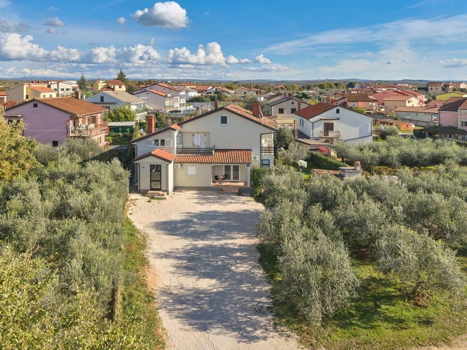 Property building, Facade/entrance, Spring, Bird's eye view, Winter, Summer, Garden, View (from property/room), Cycling, Autumn, Sunrise, Parking, pet friendly