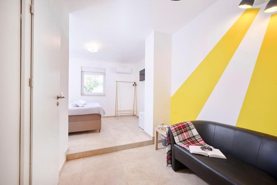 Bed, TV and multimedia, Decorative detail, heating, air conditioner