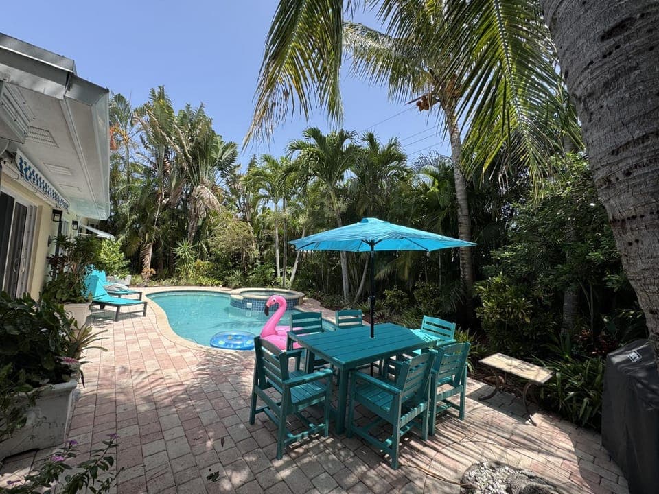 Property building, Patio, Spring, Day, Garden, Dining area, Garden view, Pool view, Swimming pool, sunbed