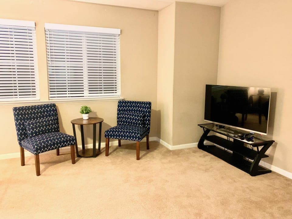 TV and multimedia, Seating area, Bedroom