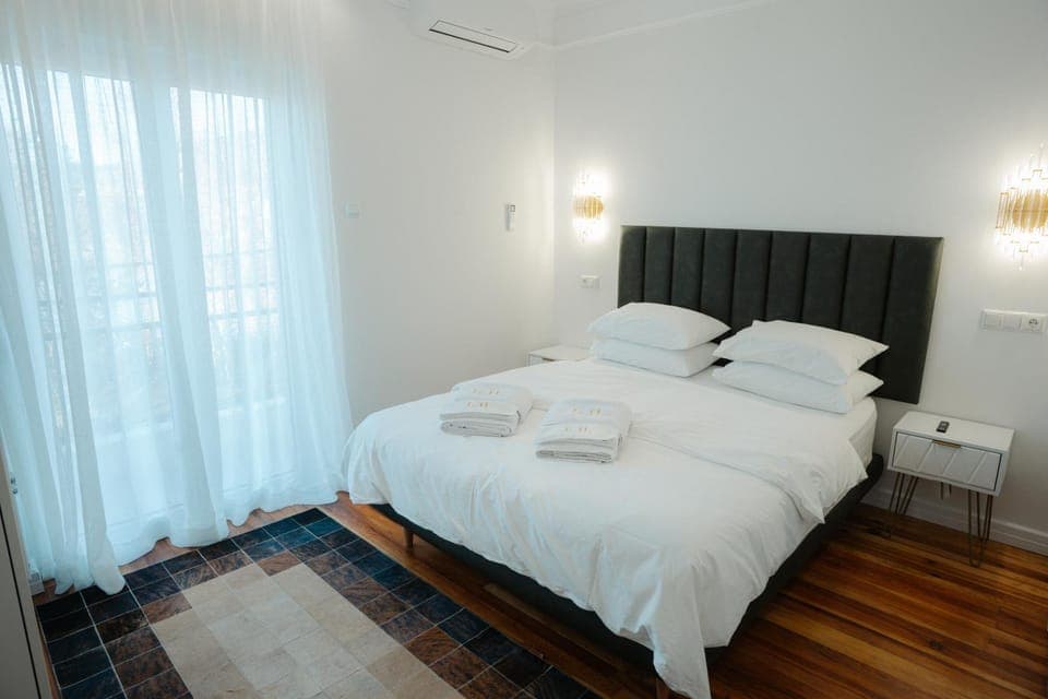 Bed, TV and multimedia, Photo of the whole room, Bedroom, towels, air conditioner