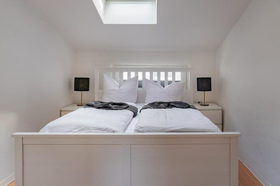 Photo of the whole room, Bedroom