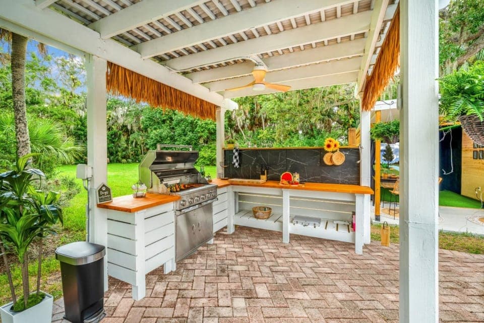 9BR Htd Pool • Hot Tub • Outdoor Cinema • Games Villa in Indian Shores