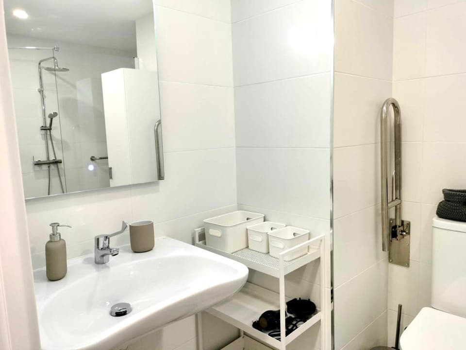 Shower, Toilet, Bathroom, hair dryier, internet, internet, towels