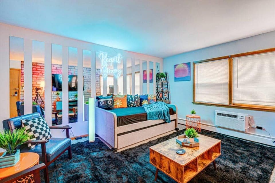 90s Condo| King Bed | 65” Smart TV | Arcade Game House in Elmwood Park