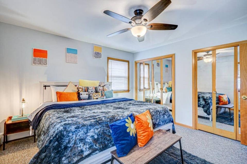 90s Condo| King Bed | 65” Smart TV | Arcade Game House in Elmwood Park