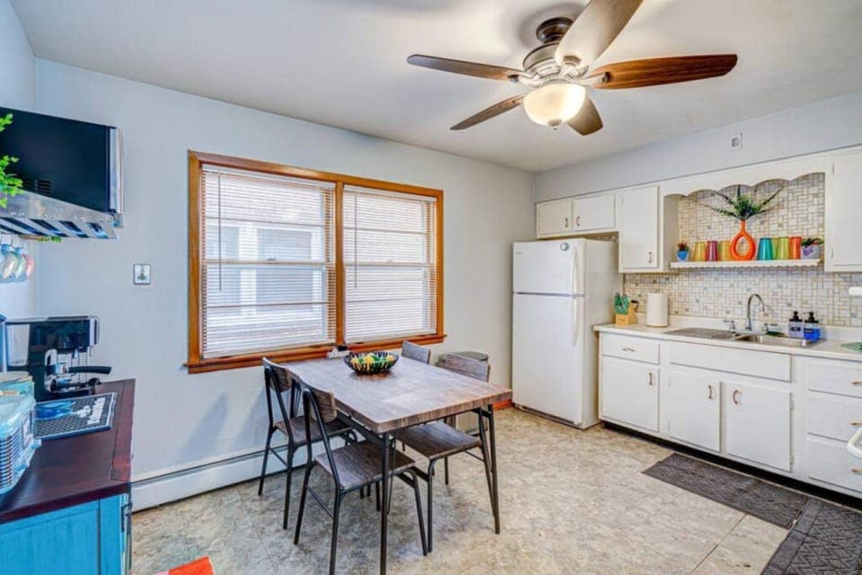 90s Condo| King Bed | 65” Smart TV | Arcade Game House in Elmwood Park