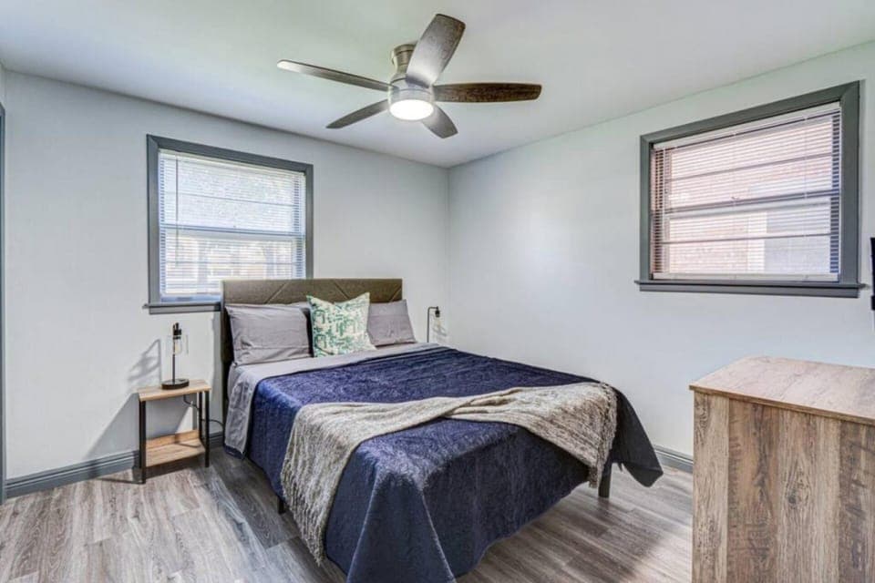 King Sleep Number Bed • Prime Location House in Elmwood Park