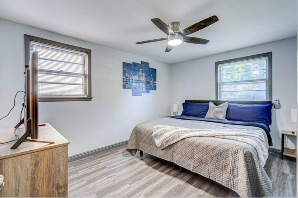 King Sleep Number Bed • Prime Location House in Elmwood Park