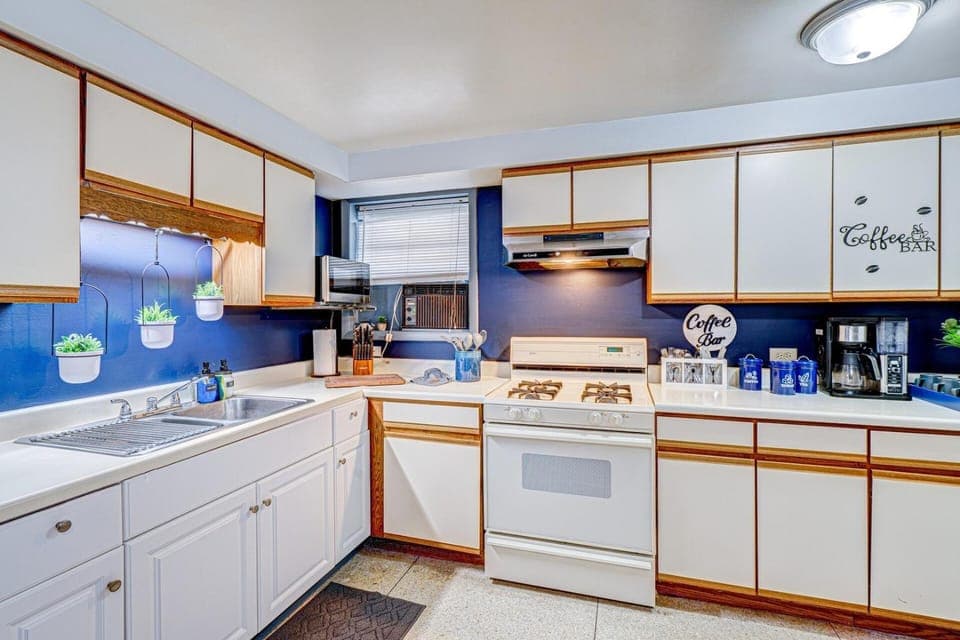 King Bed Studio | 60" HDTV | Safe | Close to Metra Apartment in Elmwood Park