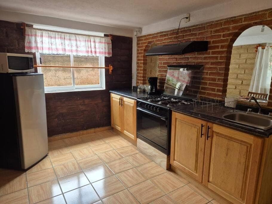 Kitchen or kitchenette, minibar, oven, stove