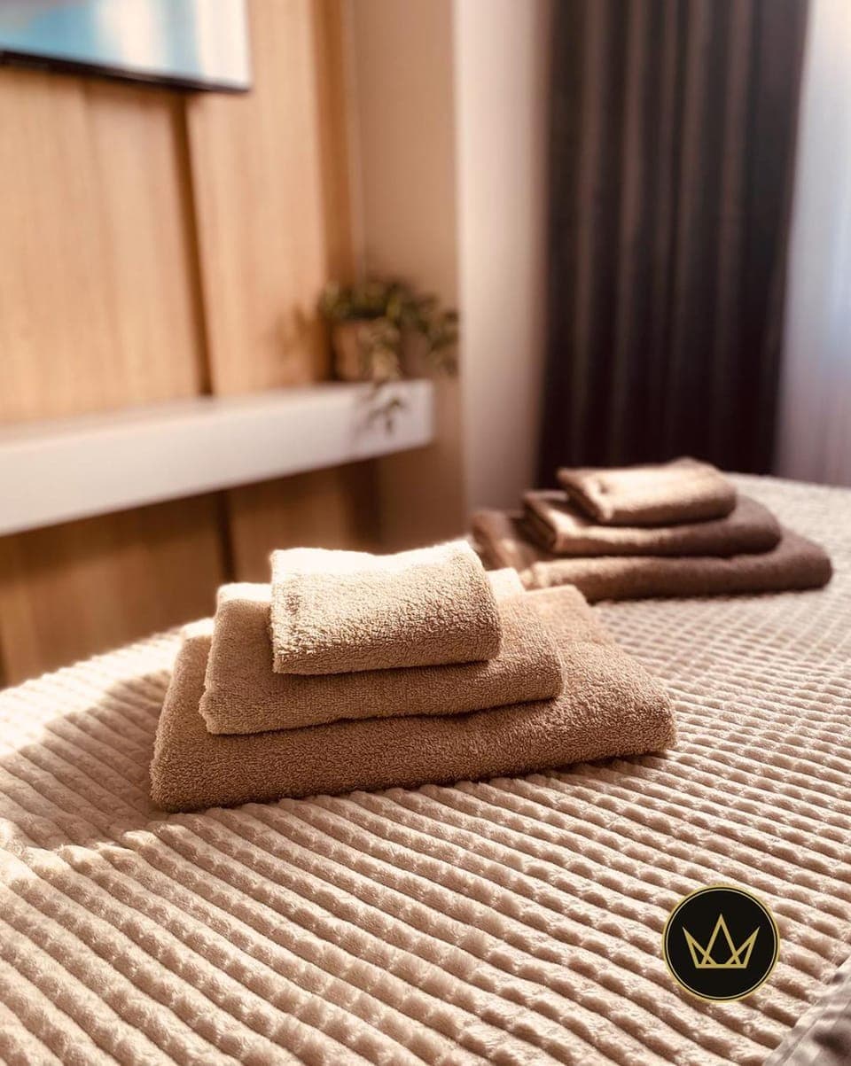 Bed, Bedroom, towels