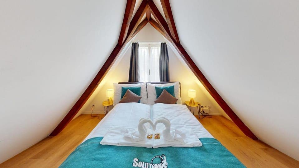 Bed, Photo of the whole room, Bedroom, towels