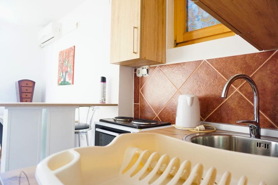 Kitchen or kitchenette, oven