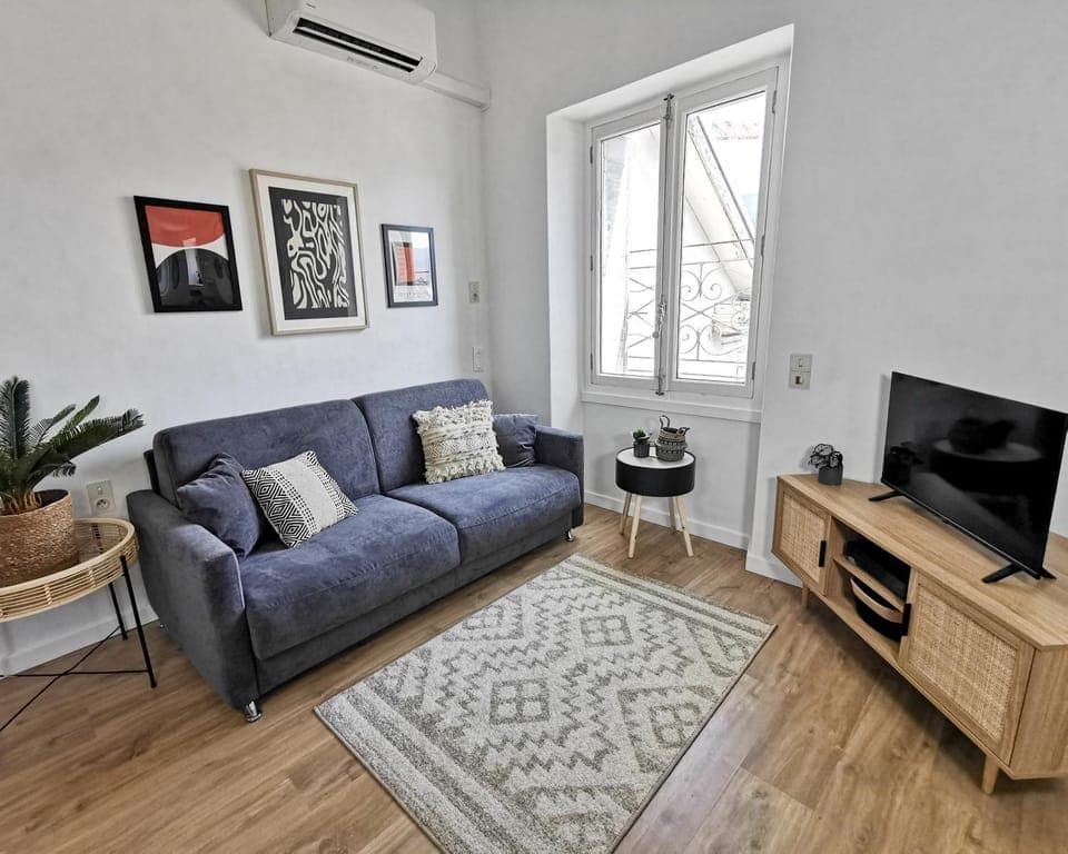 Communal lounge/ TV room, TV and multimedia, Living room, Seating area, Evening entertainment, air conditioner