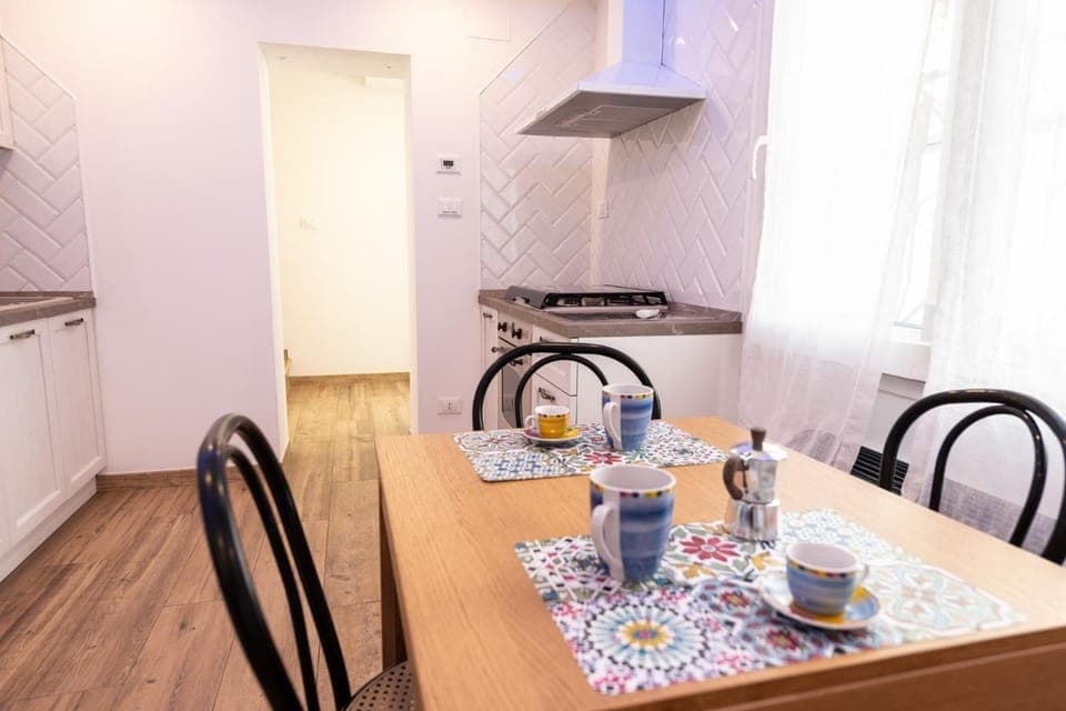 Coffee/tea facilities, Kitchen or kitchenette, Dining area, stove