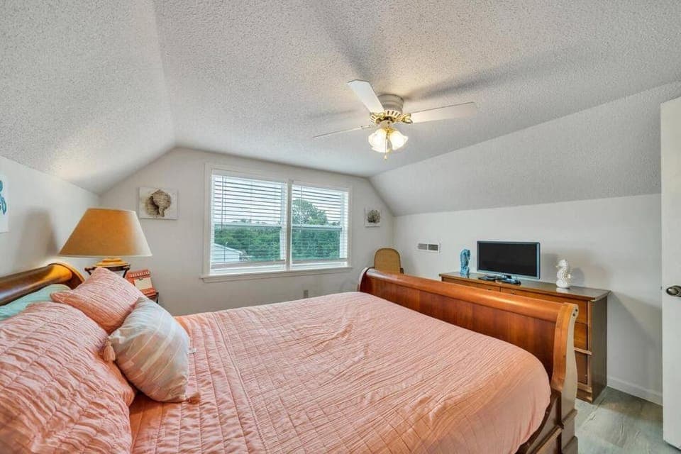 Bed, TV and multimedia, Photo of the whole room, Bedroom