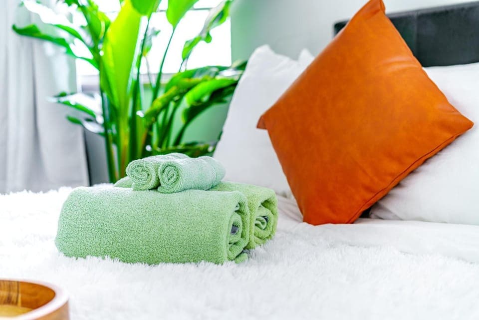 Bed, Photo of the whole room, Bedroom, towels