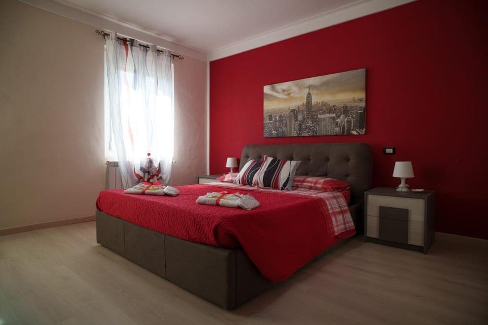 Photo of the whole room, Bedroom