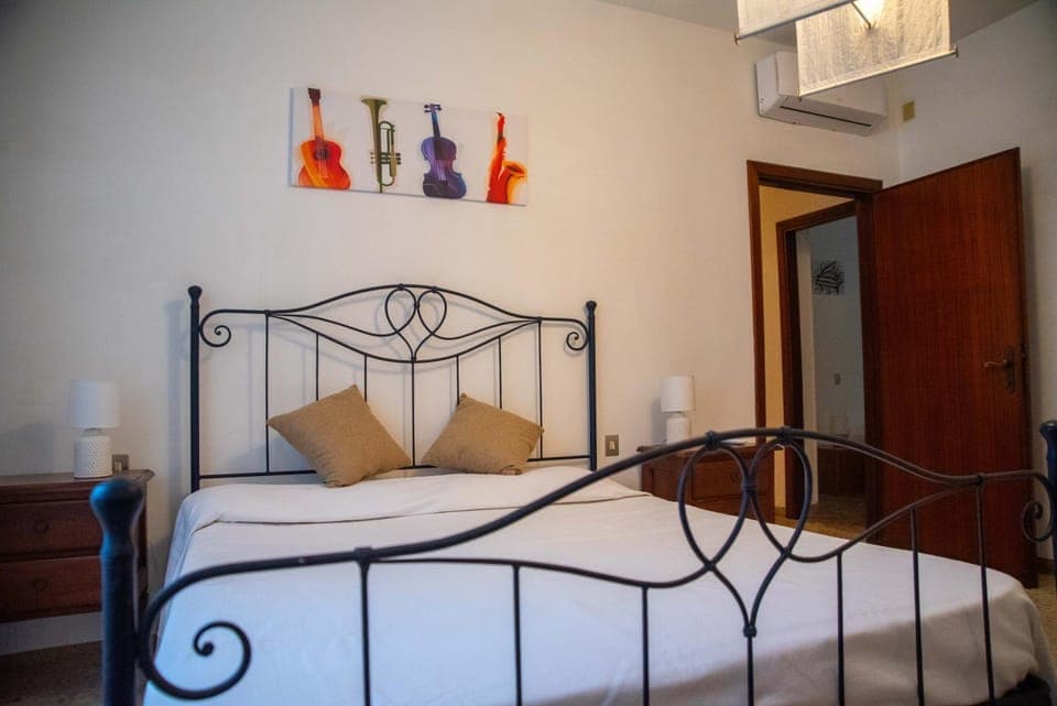 Bed, Photo of the whole room, air conditioner