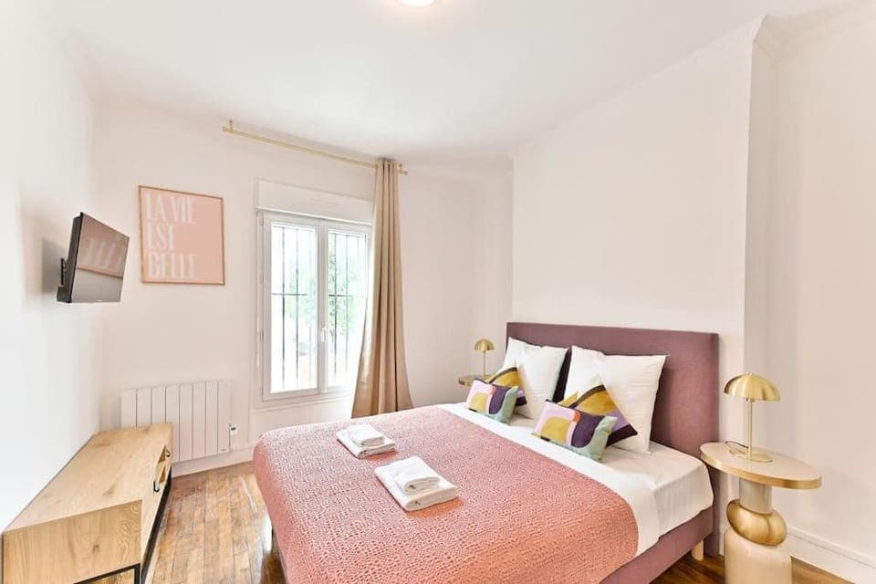 Bed, Photo of the whole room, Bedroom