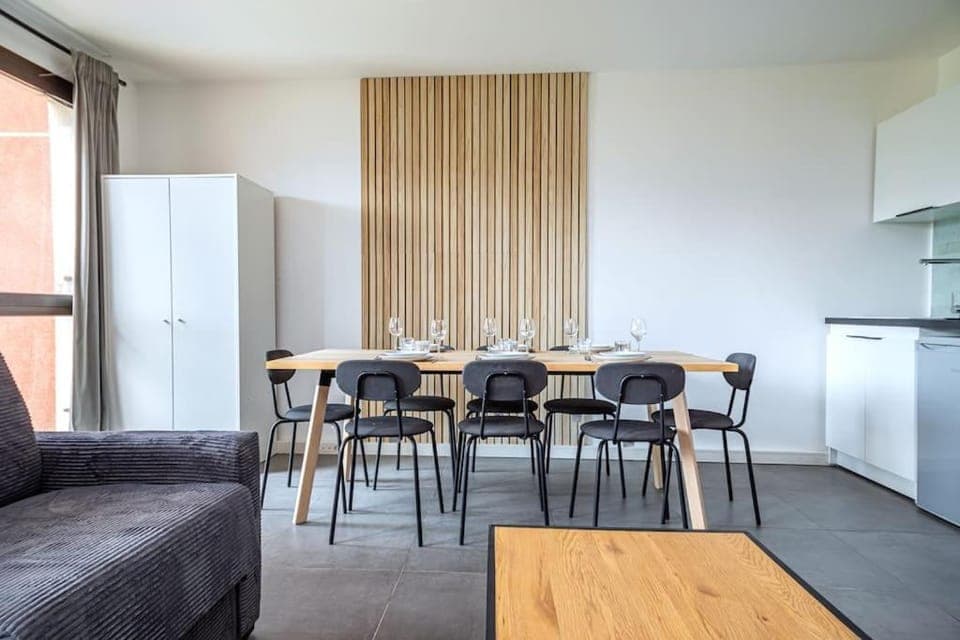 Living room, Seating area, Dining area