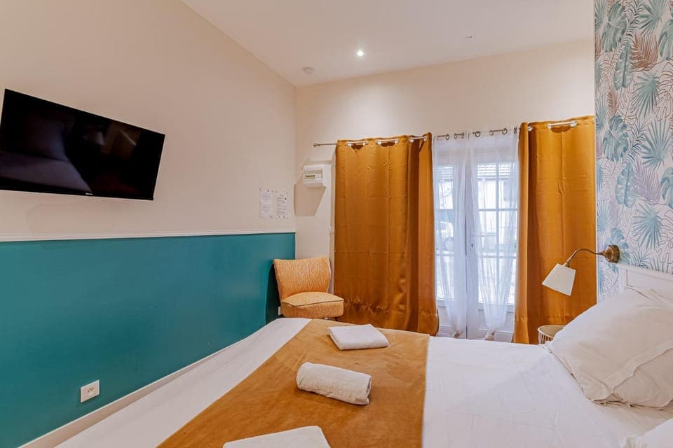 Bed, TV and multimedia, Photo of the whole room