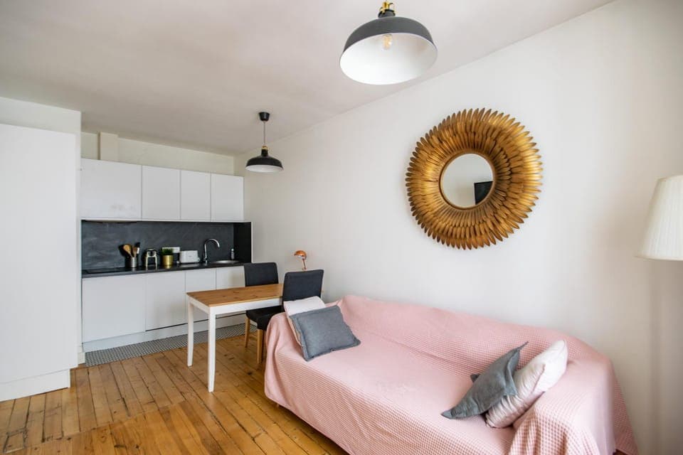 Kitchen or kitchenette, Living room, Seating area, Dining area