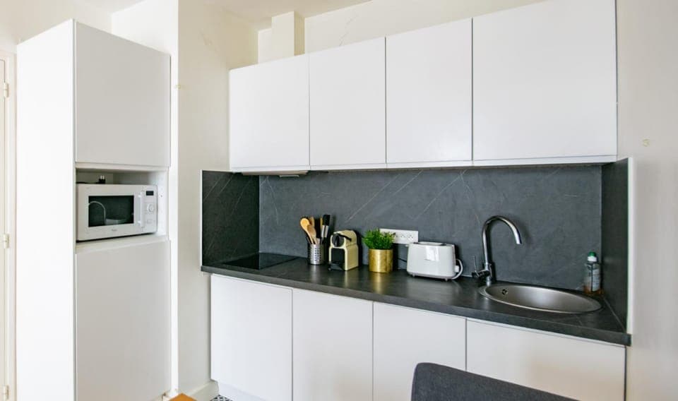 Coffee/tea facilities, Kitchen or kitchenette, stove, toaster