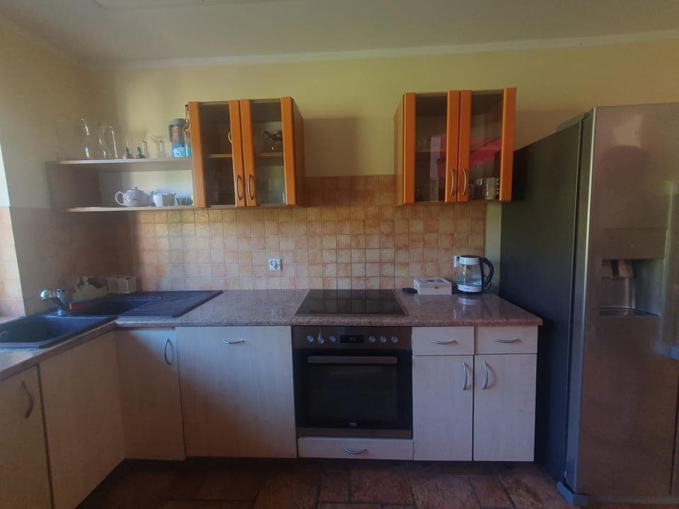 Kitchen or kitchenette, dishwasher, oven, toaster