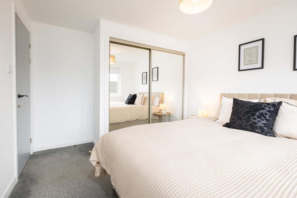 Photo of the whole room, Bedroom