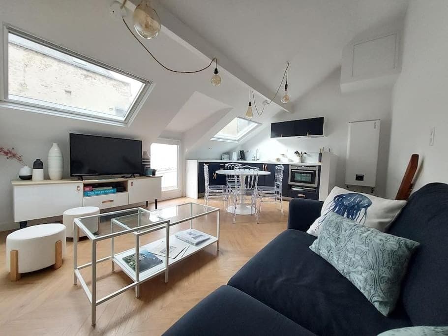 TV and multimedia, Kitchen or kitchenette, Living room, Seating area, Dining area