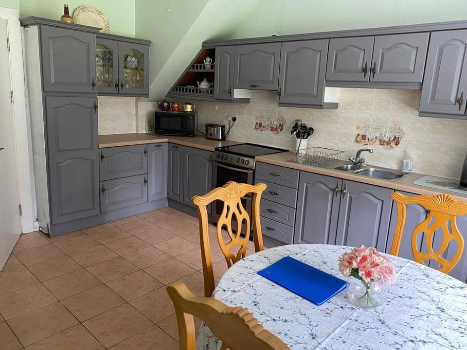 Coffee/tea facilities, Kitchen or kitchenette, Dining area, dishwasher, oven, stove, toaster