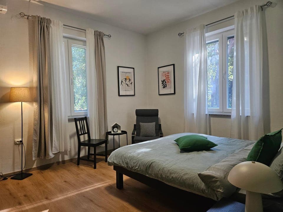 Bed, Seating area, Bedroom