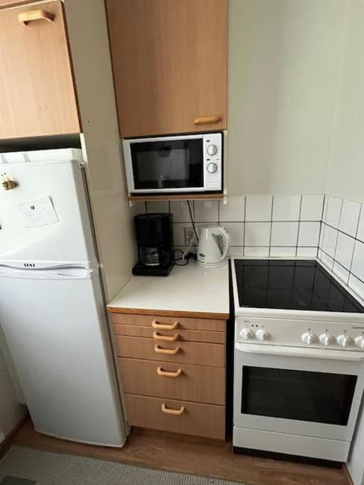 Coffee/tea facilities, Kitchen or kitchenette, oven, stove